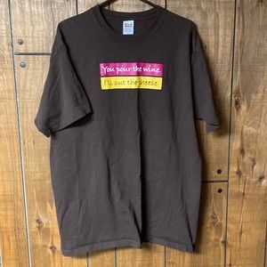 Men’s gag T-shirt “You pour the Wine, I’ll cut the cheese” size XL, 100% cotton